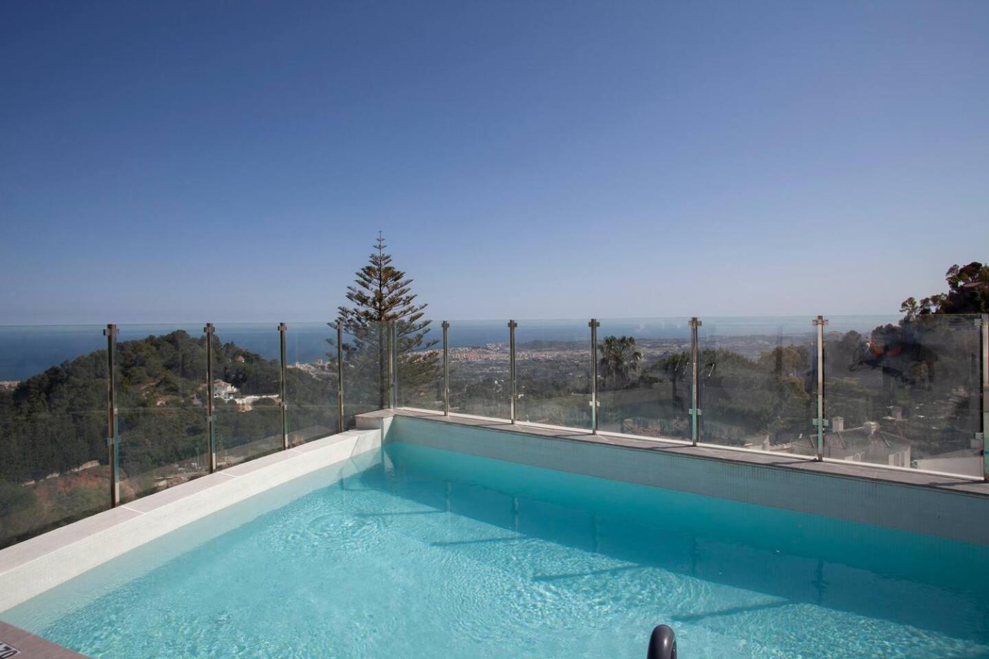 Spectacular New With Incredible Sea Vie